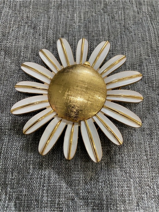 Avon Jewelry - Avon Daisy Flower Brooch Vintage Avon Perfume Pin